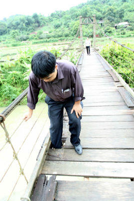 Cầu treo… treo đến bao giờ…?